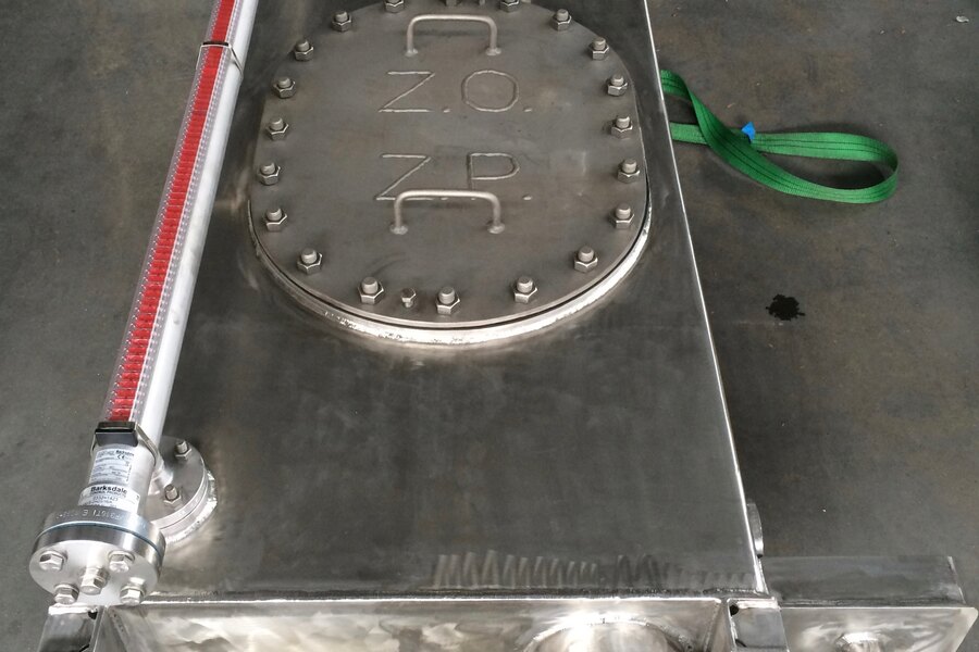 Stainless-steel process tank with level gauge and measurement control