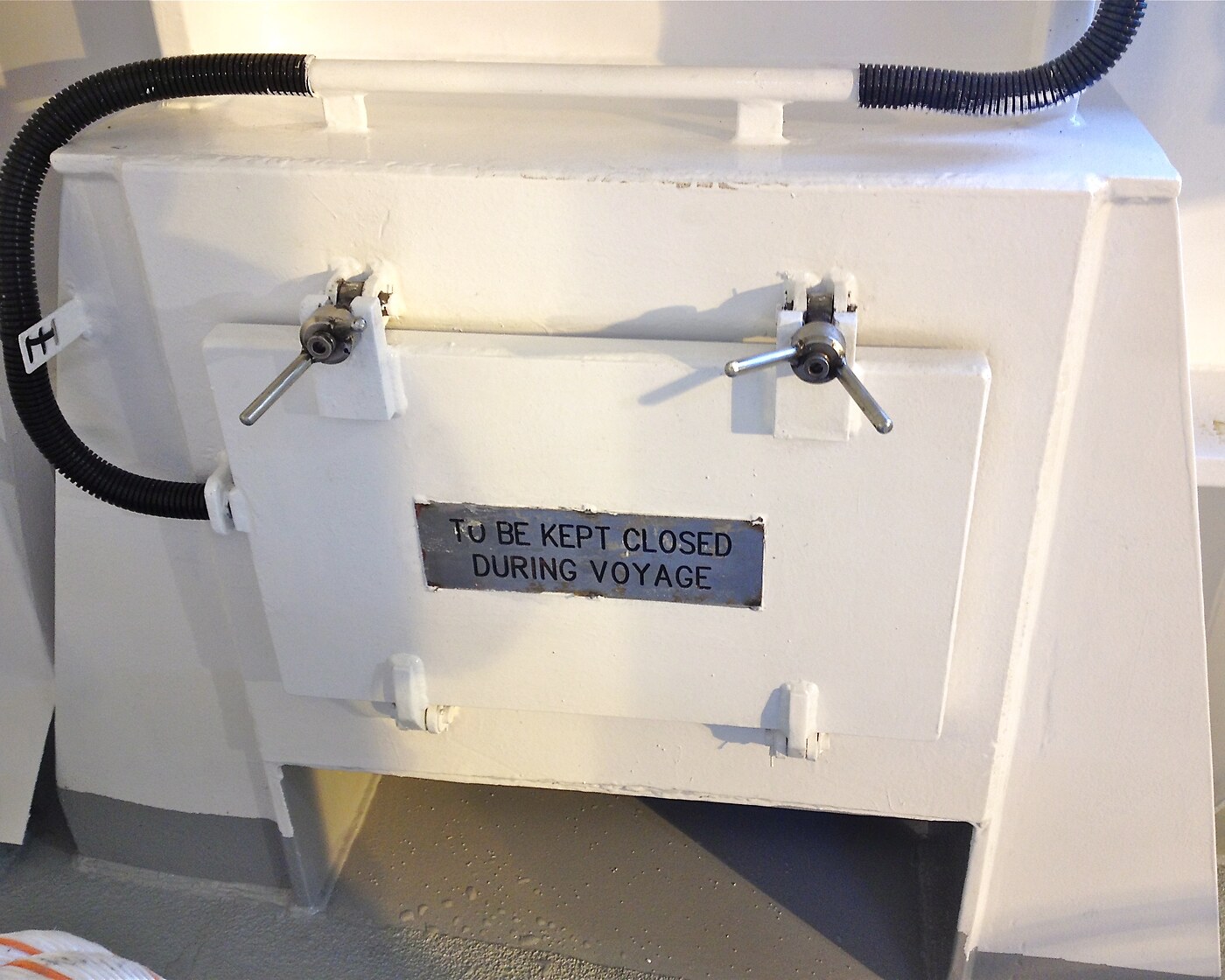 Rectangular watertight marine hatch with dogs