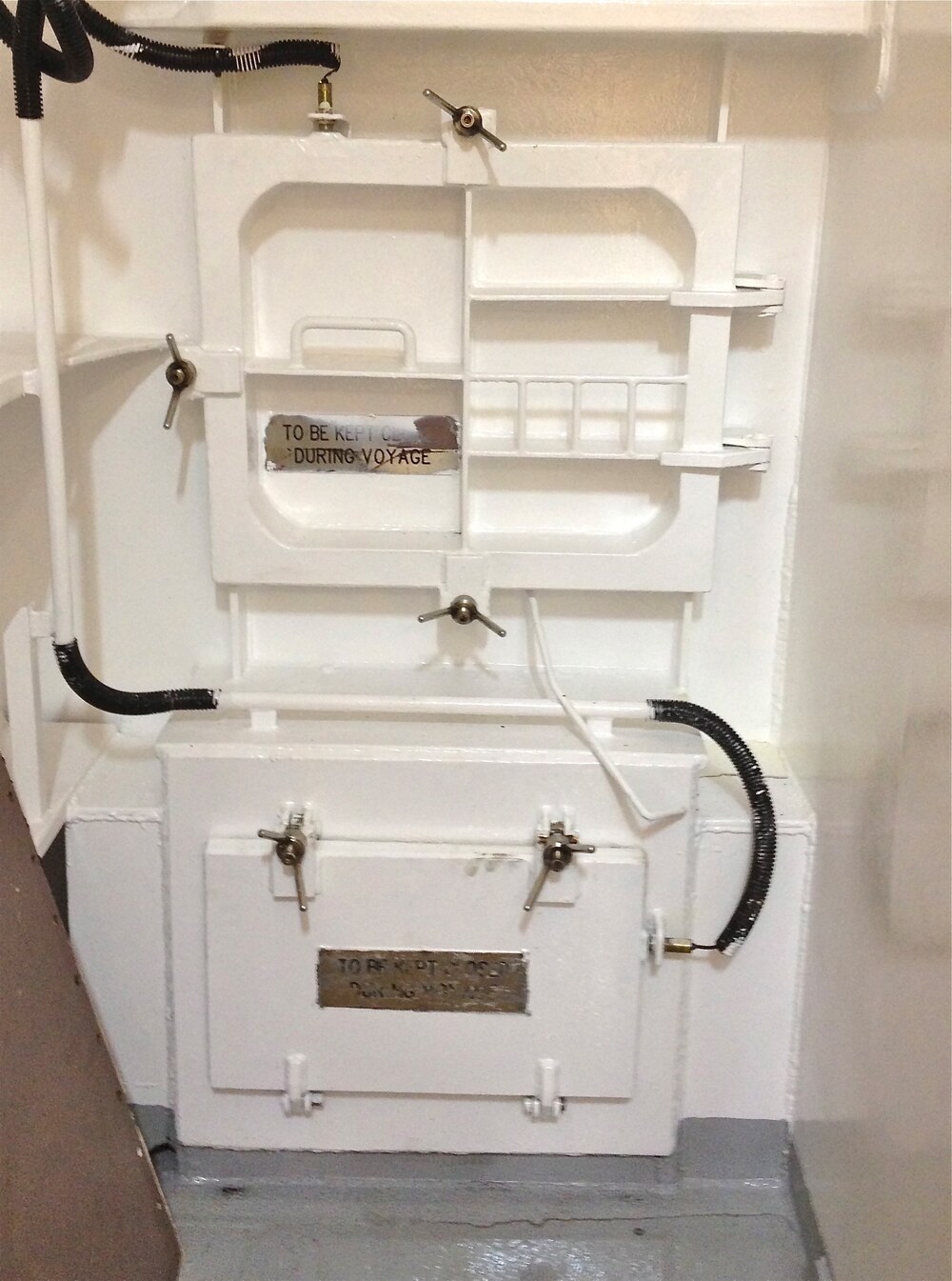 Marine hatch and watertight closure with dogs